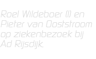  Roel Wildeboer (l) en Pieter van Ooststroom op ziekenbezoek bij Ad Rijsdijk, 